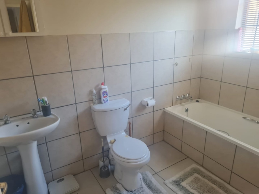 2 Bedroom Property for Sale in Langenhovenpark Free State